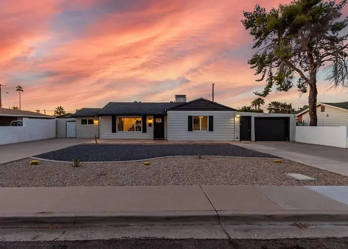 New Midtown Modern With Backyard
