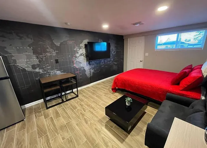 New Midtown Modern With Backyard Apartment