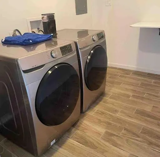 New Midtown Modern With Backyard Apartment