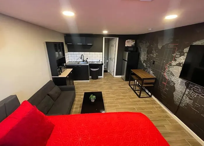 New Midtown Modern With Backyard Apartment