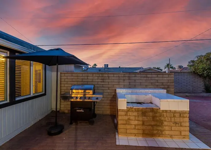 New Midtown Modern With Backyard *
