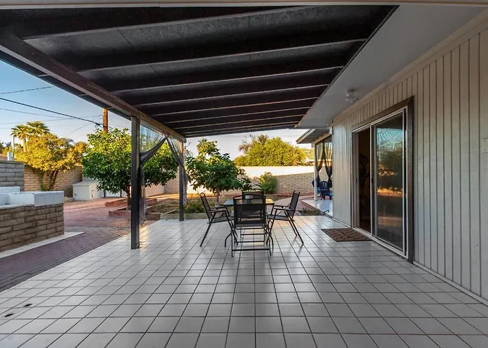 New Midtown Modern With Backyard